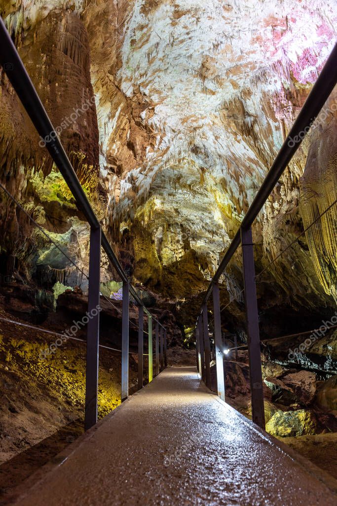 Camino con barandillas metálicas a través del Monumento Natural de la