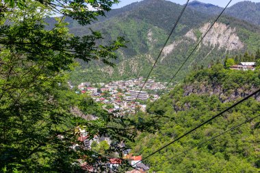 Borjomi kasabasının havadan görüntüsü şehrin yukarısındaki teleferik, Borjomi Boğazı 'ndaki tatil köyü, Borjomi-Kharagauli Ulusal Parkı, Kafkasya, Georgia.