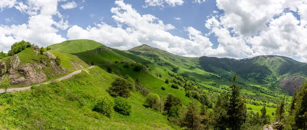 Tskhratskaro Geçidi, Gürcistan 'daki Trialeti (Kafkasya) dağ sırasındaki Panorama, yazın tehlikeli M-20 karayolu ve yeşil otlaklar, yüksek çözünürlüklü.