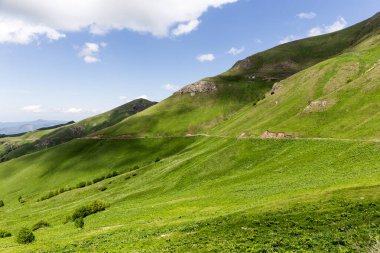Gürcistan 'daki Tskhratskaro Geçidi ve Trialeti (Kafkasya) dağ sıraları, tehlikeli M-20 yolu ve yeşil otlaklarıyla.