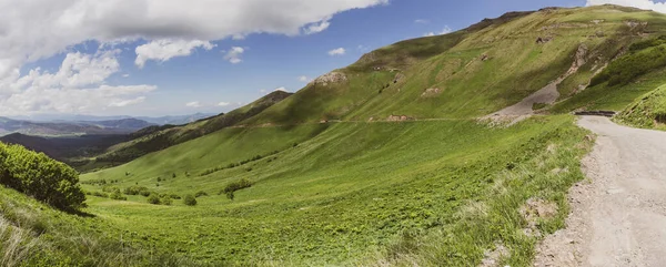 Niebezpieczna Droga Żwirowa Przełęczy Tskhratskaro Gruzja Panoramą Zielone Góry Trialeti — Zdjęcie stockowe