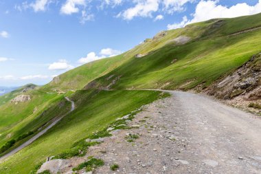 Tskhratskaro Geçidi, Gürcistan 'a giden tehlikeli M-20 toprak yol, Trialeti (Kafkasya) yeşil dağ manzarası, yaz.