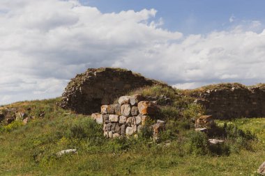 Akhalkalaki kalesi, Gürcistan 'da yeşil yosunlarla kaplanmış ortaçağ taş duvarları..