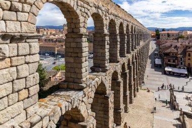Segovia, İspanya, 03.10.21. Segovia, İspanya 'nın antik Roma su kemeri. Arka planda şehir manzarası olan muazzam su dağıtım sistemi..