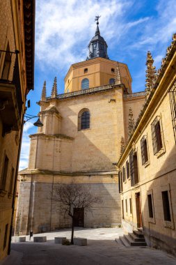 Segovia Katedrali, Plaza Mayor, Segovia, İspanya 'da Gotik tarzı Katolik katedrali. Çan kulesi olan ortaçağ tuğla binası, Calle Barrionuevo 'nun yanından manzara..