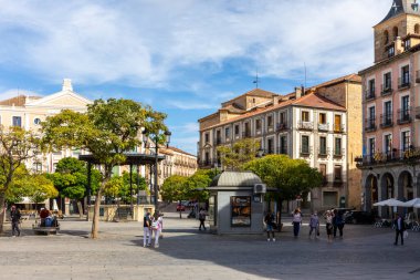 Segovia, İspanya, 03.10.21. Plaza Belediye Başkanı şehir merkezi, İspanya, Segovia 'da şehir meydanı Juan Bravo Tiyatrosu, kafeler, restoranlar ve yürüyen insanlar, yaz mevsimi.