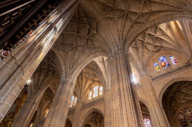 Segovia Katedrali dekoratif Gotik mahzenler, vitray pencereler ve sütunlar, Segovia, İspanya.