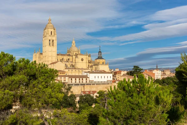 Catedral Segovia Vista Entre Árboles Verdes Rodeada Arquitectura Medieval Nubes — Foto de Stock