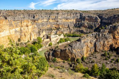 Hoces del Rio Duraton Doğa Koruma Alanı (Parque Natural de las Hoces del Rio Duraton) dikey kireçtaşı uçurumları, mavi su ve yüzen renkli kanoları ile.