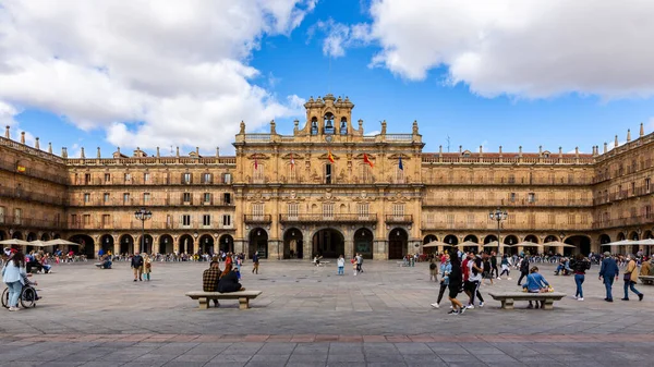 Salamanca, İspanya, 03.10.2021. Salamanca Plaza Belediye Başkanı İspanyol barok tarzı, belediye binası ve yürüyen insanlar..