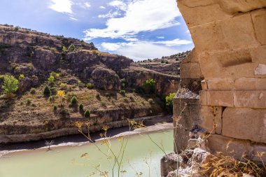 Nuestra Manastırı Senora de Los Angeles de la Hoz del Rio Duraton, Hoces del Rio Duraton Doğa Koruma Alanı manzaralı harabeler..