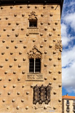 Salamanca, İspanya, 04.10.21. İspanya, Salamanca 'daki Casa de las Conchas kabuk oymalarıyla süslenmiş cephe, gotik stil, armalı pencereler..
