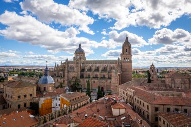 Ortaçağ İspanyol mimarisi, turuncu kiremitli çatılar, San Esteban manastırı, sokaklar ve konut binaları, La Clerecia kulesinden manzara, yüksek çözünürlüklü.