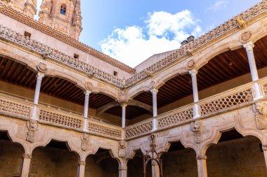 İspanya, Salamanca 'daki Casa de las Conchas. Gotik ve Rönesans unsurları, oyma kemerler ve manastırlarla iç avlu manzarası..