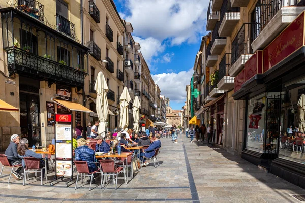 Salamanca, İspanya, 03.10.21. Salamanca, İspanya 'daki yayalar, restoranlar, kafeler, dükkanlar, caddelerdeki masalar ve insanlar, geleneksel İspanyol mimarisi, balkonlu binalar.