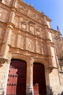 Salamanca Üniversitesi, Escuelas Mayores binasının ön cephesi dekoratif yardım ve figürlerle, ana giriş kapısı.