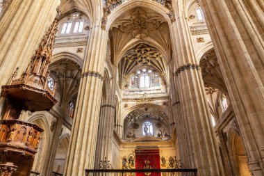 Salamanca, İspanya, 06.10.21. Salamanca 'daki zenginleştirilmiş Yeni Katedral (Katedral Nueva), dekoratif taş kasalar, sütunlar ve vitray pencerelerle iç görünümü.