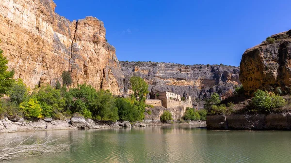 Hoces del Rio Duraton Doğa Koruma Alanı Nuestra Senora de los Angeles de la Hoz del Rio Duraton (Hoz Melekleri Manastırı) kalıntıları, İspanya.