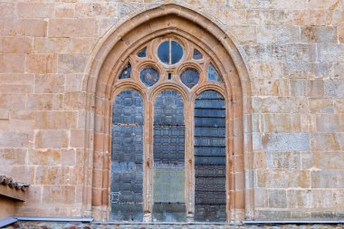 İspanya 'nın Salamanca kentindeki Eski Katedral Vieja' da geometrik desenli ortaçağ taş penceresi.