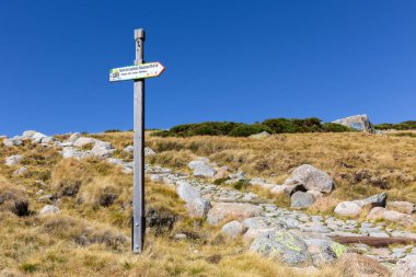 Sierra de Gredos, İspanya, 04.10.21. Plataforma de Gredos Gölü 'nden Laguna Grande de Gredos Gölü' ne yürüyüş parkurundaki Puerto de Candeleda 'ya giden dağ yolu direği..
