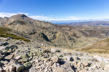 Sierra de Gredos dağları, İspanya 'nın Sierra de Gredos dağlarındaki Plataforma de Gredos' tan Laguna Grande Gredos Gölü 'ne giden patikadan sonbaharda doğar..