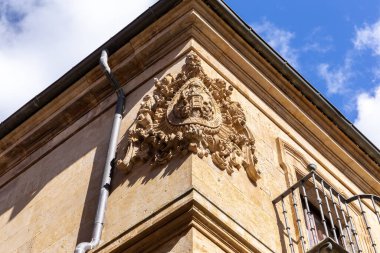 Salamanca, İspanya, 06.10.21. Salamanca Üniversitesi (Unamuno Müzesi) köşedeki taş cephe.