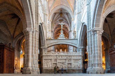 Avila, İspanya, 07.10.21. Avila Katedrali. Platerik retrokoro ile dekore edilmiş. İsa 'nın çocukluğundan kalma rahatlatıcı sahneler..