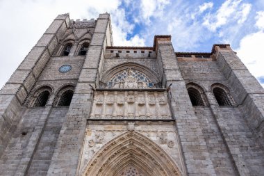 Avila Katedrali (Kurtarıcının Katedrali) oyulmuş, zengin dekore edilmiş kemerler ve azizlerin kabartmaları ile gotik cephe, Avila, İspanya.