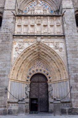 Avila Katedrali 'nin giriş kapısı (Kurtarıcı Katedrali) oyulmuş, zengin dekore edilmiş kemerler ve kabartmalar ile Gotik mimari tarzıyla.