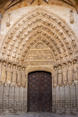 Avila Katedrali 'nin kuzey kapısı (Kurtarıcı Katedrali) oyulmuş, zenginleştirilmiş kemerler ve azizlerin kabartmaları ile, Gotik mimari tarzı, Avila, İspanya.