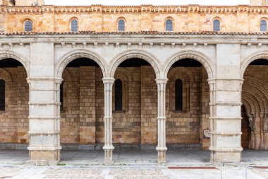 Avila, İspanya 'daki San Vicente Bazilikası (The Basilica de los Santos Hermanos Marwheels, Vicente, Sabina y Cristeta), Roma mimari kilisesi, manastır ve sütunlarla dış simetrik manzara