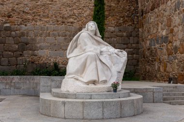 Avila, İspanya, 07.10.21. Juan Luis Vassallo 'nun İsa' nın Teresa Anıtı. Aziz 'in kutsal kitabı ve kalemin beyaz heykeli..