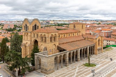 Avila (İspanya) San Vicente Roma Bazilikası ile şehir manzarası, hava manzarası.