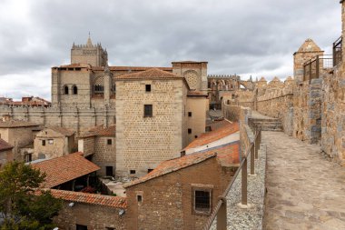 Avila Duvarı (Muralla de Avila), İspanya, Roma 'nın ortaçağ taş şehir duvarları ve duvarlarında duvarlara gömülü Avila Katedrali, kuleler, siperler ve şehrin turuncu çatıları.