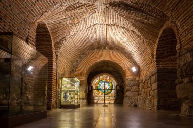 Avila, İspanya, 08.10.21. Avila 'lı Santa Teresa Müzesi ve evi, sergi, koridor ve vitray pencereli mahzen manzaralı..