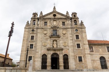 Avila, İspanya, 07.10.21. İspanya, Avila 'daki Aziz Teresa Kilisesi ve doğum yeri. Barok görünüşlü dış görünüş..