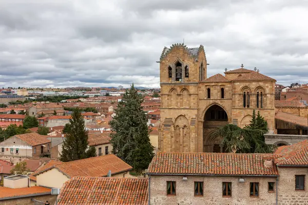 Avila (İspanya) San Vicente Bazilikası Roma mimari kilisesi ve eski ortaçağ binalarının kiremitli çatılarıyla Avila Duvarı manzarası.