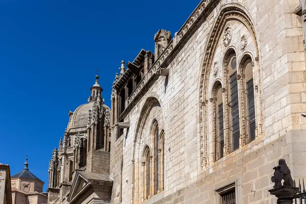 Toledo Katedrali (Toledo 'lu Aziz Mary' nin İlkel Katedrali) zengin bir şekilde dekore edilmiş Gotik cephe oyulmuş pencere kemerleri, kuleler ve Mozarabic şapelinin kubbesi.