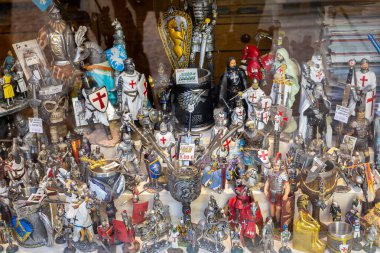 Toledo, İspanya, 08.10.21. Ünlü Toledan kılıçları ve şövalye heykelleriyle vitrinlerde sergilenen hediyelik eşya..