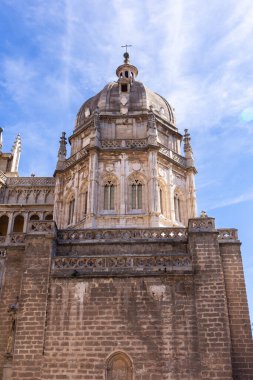Toledo Katedrali, Mozarabic Şapel Kubbesi 'nin Gotik kilise cephesi Plaza del Ayuntamiento, Toledo, İspanya, alçak açılı manzara, mavi gökyüzü, İspanya.