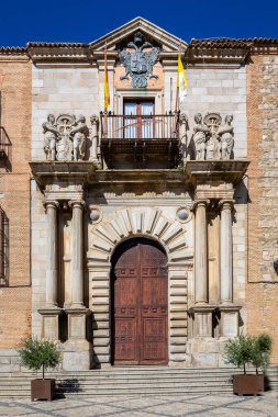 Toledo, İspanya, 08.10.21. Başpiskoposun Toledo Sarayı (Palacio Arzobispal de Toledo) ana kapısı ve ön cephesi sütunlar, timpanum, heykeller ve armalar, İspanya.