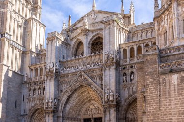 Toledo Katedrali (The Primatial Cathedral of Saint Mary of Toledo) Puerta del Perdon (Affetmenin Portal 'ı) ile zengin bir şekilde dekore edilmiş Gotik cephe, kabartmalar, oymalar ve kuleler.