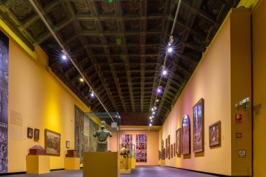 Toledo, İspanya, 08.10.21. El Greco tablolarının, vitrinlerin ve Santa Cruz Müzesi 'nin dekoratif ahşap tavanının olduğu sanat galerisi..