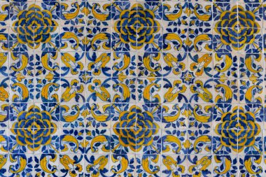 Geleneksel mavi ve sarı Portekiz azulejos kiremitleri ve çiçek yineleyen motifleri olan panel, dekoratif duvar sanatı, Toledo, İspanya.