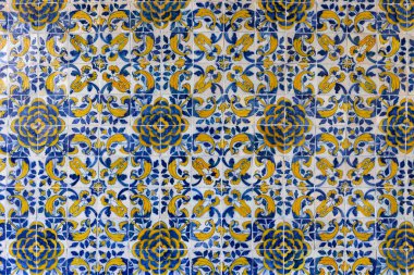 Geleneksel mavi ve sarı Portekiz azulejos kiremitleri ve çiçek yineleyen motifleri olan panel, dekoratif duvar sanatı, Toledo, İspanya.