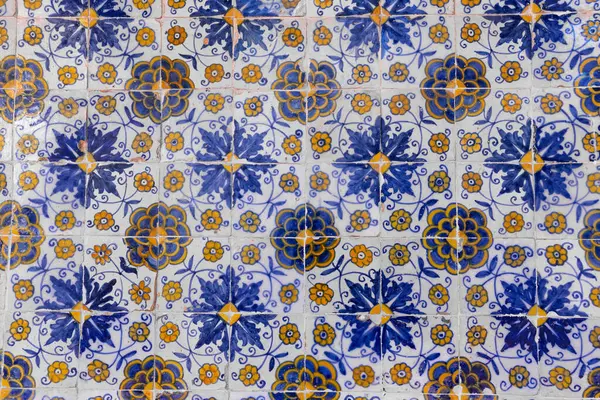 Geleneksel mavi ve sarı Portekiz azulejos kiremitleri ve çiçek yineleyen motifleri olan panel, dekoratif duvar sanatı, Toledo, İspanya.