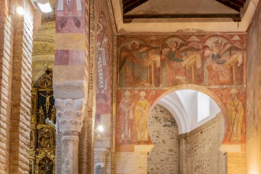 Toledo, İspanya, 08.10.21. San Roman Kilisesi (Konsey ve Visigoth Kültür Müzesi) Roma renkli freskleri, Mudejar dekorasyonları ve kemerleri ve altın sunak ile iç görünüm.