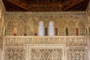 Toledo, İspanya, 08.10.21. El Transito Sinagogu (şimdiki Sefarad Müzesi), zengin Nasrid tarzı polikrom kaplama dekorasyonları, yazıtları ve Mudejar artesonado tavanı olan İslami esinlenilmiş bir bina..