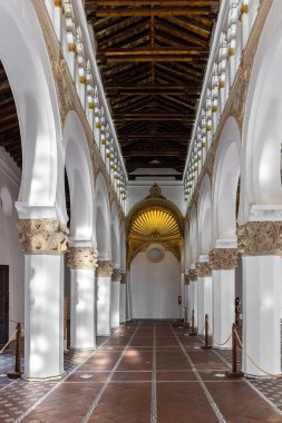 Toledo, İspanya, 08.10.21. Santa Maria la Blanca Sinagogu (İbn. Shoshan Sinagogu), merkez nav koridoru, altın kapitalleri olan beyaz sütunlar ve Nuh 'un gemisi için niş noktası, simetrik manzara, Almohad mimarisi.