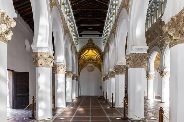 Toledo, İspanya, 08.10.21. Santa Maria la Blanca Sinagogu (İbn. Shoshan Sinagogu), merkez nav koridoru, altın kapitalleri olan beyaz sütunlar ve Nuh 'un gemisi için niş noktası, simetrik manzara, Almohad mimarisi.